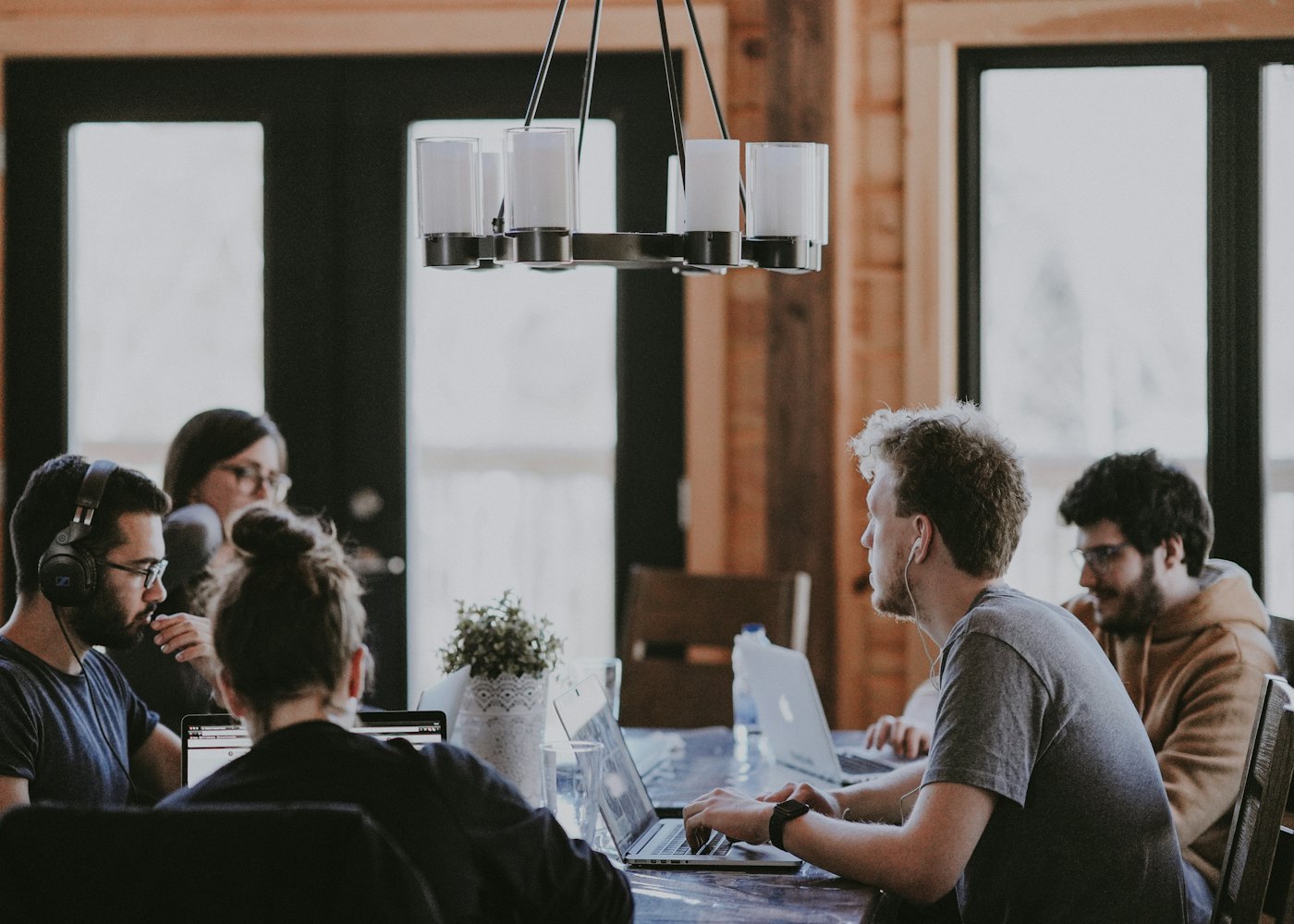 Plan de travail avec un ordinateur portable et des documents